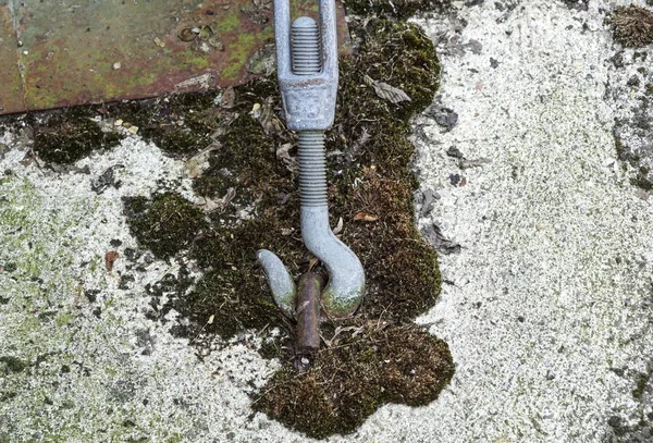 Metallhaken beim Schießen zur Stützung der Struktur . — Stockfoto