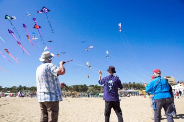 Cervia, İtalya - 1 Mayıs: Gökyüzü ucurtmalar Uluslararası Uçurtma Şenliği on Mayıs 1, 2010 Cervia, İtalya için dolu. Bu Festival birlikte uçurtma el ilanları üzerinden tüm dünyada her yıl 1981 yılından beri getiriyor.