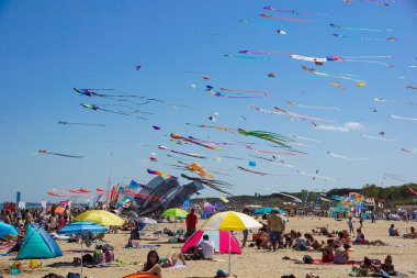Cervia, İtalya - 1 Mayıs: Gökyüzü ucurtmalar Uluslararası Uçurtma Şenliği on Mayıs 1, 2010 Cervia, İtalya için dolu. Bu Festival birlikte uçurtma el ilanları üzerinden tüm dünyada her yıl 1981 yılından beri getiriyor.