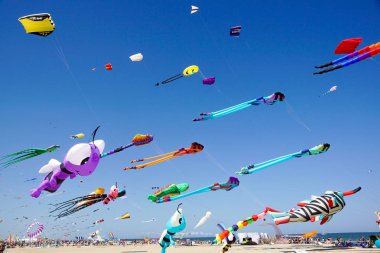 Cervia, İtalya - 1 Mayıs: Gökyüzü ucurtmalar Uluslararası Uçurtma Şenliği on Mayıs 1, 2010 Cervia, İtalya için dolu. Bu Festival birlikte uçurtma el ilanları üzerinden tüm dünyada her yıl 1981 yılından beri getiriyor.