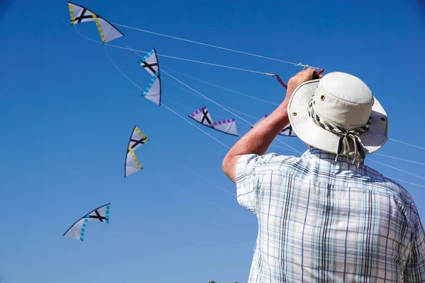 De mens begint een vlieger in de lucht te vliegen — Stockfoto