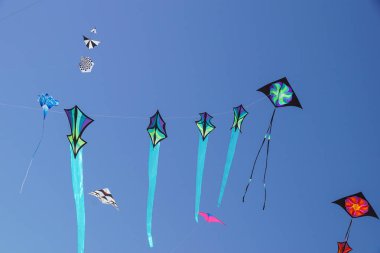 büyük renkli uçurtma yüksek gökyüzünde uçar. Güzel uçurtma Uçurtma Festivali