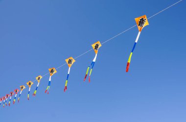 büyük renkli uçurtma yüksek gökyüzünde uçar. Güzel uçurtma Uçurtma Festivali