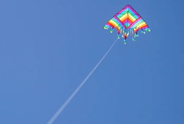 Nagy színes kite magas repül az égen. Gyönyörű sárkányok kite fesztivál — Stock Fotó