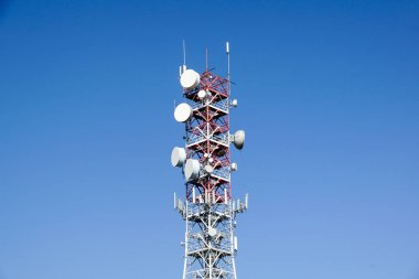 Telekomünikasyon direk Tv anten kablosuz teknolojisinin mavi gökyüzü ile sabah .