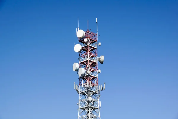 Антенны телекоммуникационных мачт TV беспроводной технологии с голубым небом утром  . — стоковое фото
