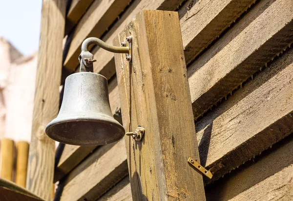 Feche um sino dourado na estação de trem. Sinalização sonora tradicional na plataforma da estação ferroviária . — Fotografia de Stock