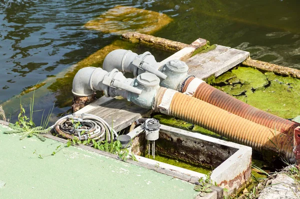 Hydraulische buizen, hulpstukken en hefbomen op het bedieningspaneel van het hefmechanisme — Stockfoto