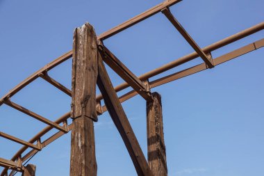 büyük bir ahşap rollercoaster inşaat görünümünü kapat