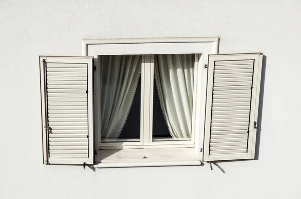 Dakraam met roller shutter. detail van gebouw — Stockfoto