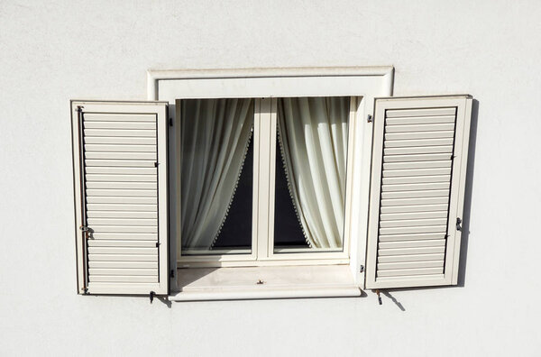 Roof window with roller shutter .