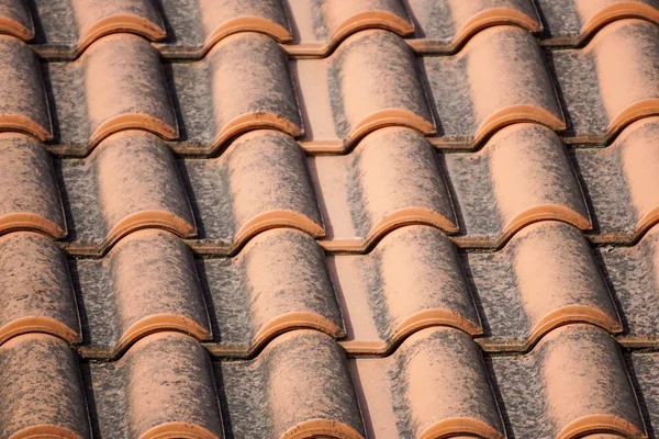 Laranja telhado e azul céu fundo close up — Fotografia de Stock