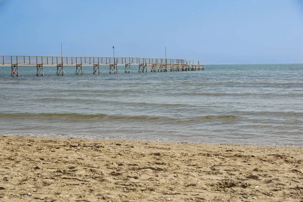 Pier promenad vid havet. bilfria piren i havet för förtöjning båtar — Stockfoto