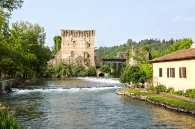 Visconti köprü Valeggio sul Mincio Borghetto adlı yansımaları Mincio nehir, İtalya ile