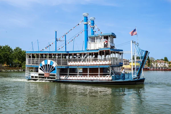 Vintage paddlwheel stoomboot geschilderd in ouderwetse Amerikaan in de rivier — Stockfoto