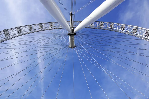 LONDRES, REINO UNIDO - 6 DE MAYO: Detalle de London Eye el 6 de mayo de 2011 en Londres, Reino Unido. London Eye es la noria más alta de Europa a 135 metros — Foto de Stock