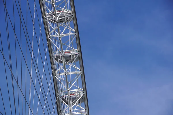 London, Verenigd Koninkrijk - 6 mei: Detail van de London Eye op 6 mei 2011 in Londen, Verenigd Koninkrijk. London Eye is het hoogste reuzenrad in Europa op 135 meter — Stockfoto