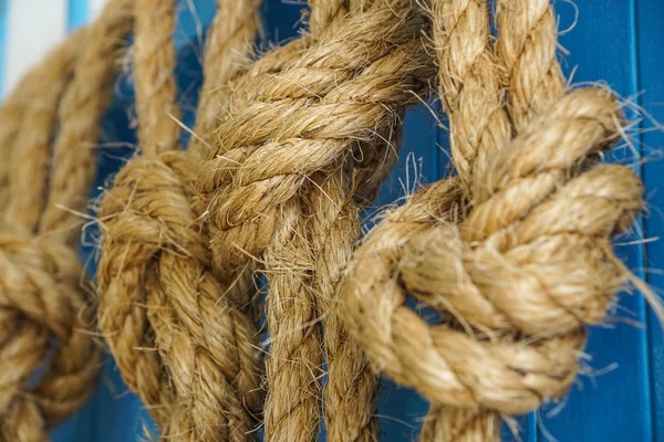 Uma corda naval em um cais, detalhes do barco. de perto — Fotografia de Stock