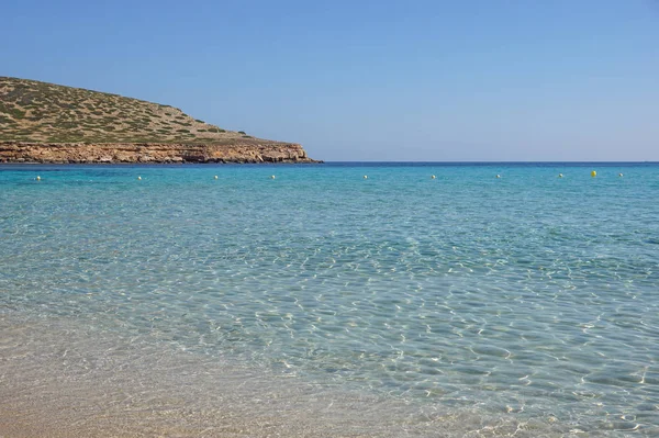 Linda praia Cala Comte com água azul azul do mar, ilha de Ibiza, Espanha — Fotografia de Stock