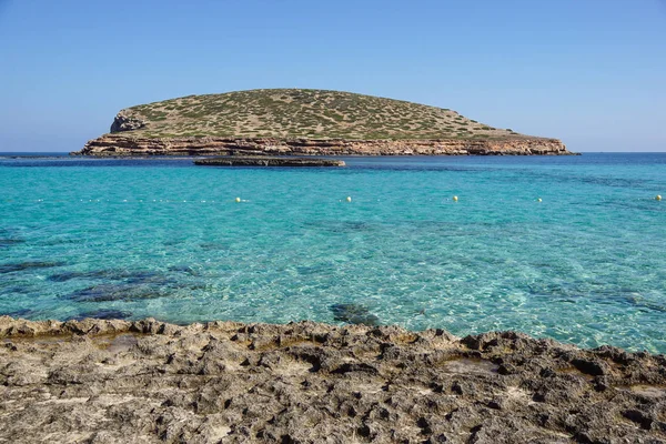 Masmavi sulara su, Ibiza Adası, İspanya ile güzel Cala Comte kumsal