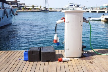 Rıhtımda kıyı temelli elektrik teçhizatı güç kaynağı ve pil şarj edildi. .