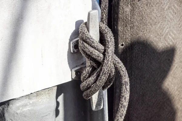 Close Up van boot touw vastgebonden op de cijfer-acht Cleat Hitch — Stockfoto