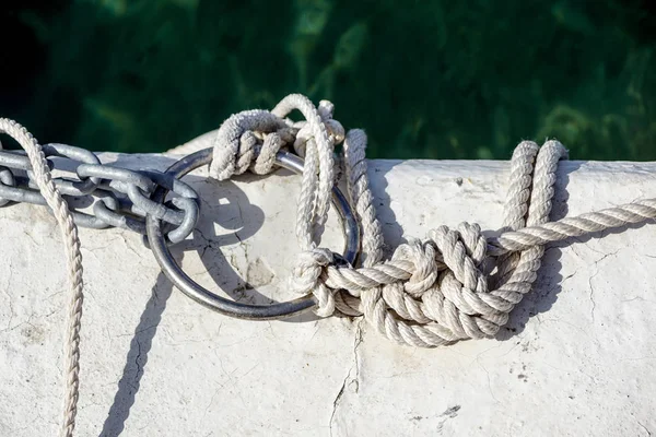 As voltas da corda branca do navio de nylon torcido — Fotografia de Stock