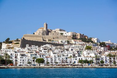 IBIZA, İspanya, 18 Temmuz 2018: İspanya 'nın İbiza kentindeki Dalt Vila veya Yukarı Şehir katedralinin manzarası.