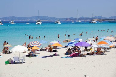 Formentera, İspanya, 19 Temmuz 2018: İnsanlar kum plajındaki Formentera, İspanya.