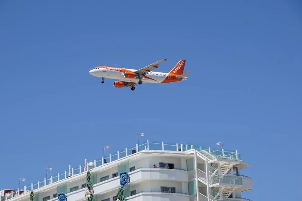 イビサ スペイン 6 月 2018/06/16 - 飛行機イージー ジェット エアバス A319-100 が滑走路へ飛んでいます。商業ジェット飛行機が着陸のため着陸装置システムを開始. — ストック写真