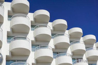 Balkon, modern bir bina. mavi gökyüzü arka plan