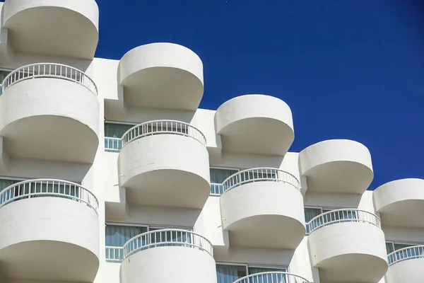 Varandas de um edifício moderno. fundo céu azul — Fotografia de Stock