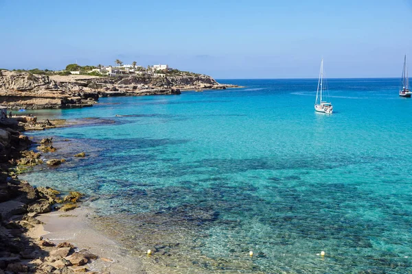 Veleiro no mar aventura de verão de luxo, férias ativas no mar Mediterrâneo, Ilha de Ibiza — Fotografia de Stock