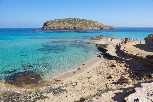 Masmavi sulara su, Ibiza Adası, İspanya ile güzel Cala Comte kumsal