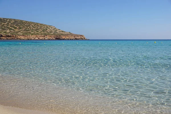 Όμορφη αμμώδη παραλία του Cala Comte με azure γαλάζιο νερό, νησί της Ίμπιζα, Ισπανία — Φωτογραφία Αρχείου