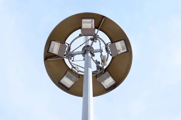 Lâmpada de rua, pendurada em um orvalho ao cabo conectado em um contexto do céu azul, vista de baixo — Fotografia de Stock