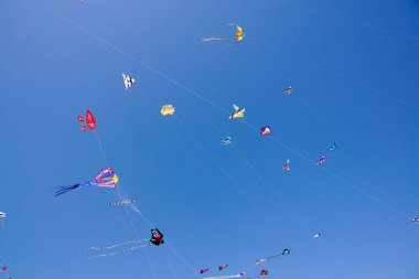 Parlak Mavi Gökyüzünde Uçan Çeşitli Renkli Uçurtmalar