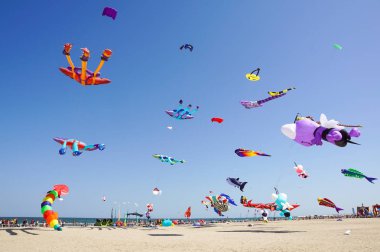 Cervia, İtalya - 1 Mayıs: Gökyüzü ucurtmalar Uluslararası Uçurtma Şenliği üzerinde 1 Mayıs 2017 Cervia, İtalya için dolu. Bu Festival birlikte uçurtma el ilanları üzerinden tüm dünyada her yıl 1981 yılından beri getiriyor.