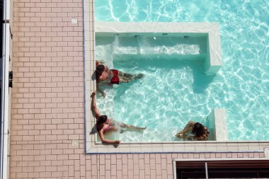 Jakuzi Spa. havuz kenarında rahatlatıcı insanlardır. Yüzme Havuzu Spa'da rahatlatıcı. havuzda dinlendirici kişidir. Spa sakin ol