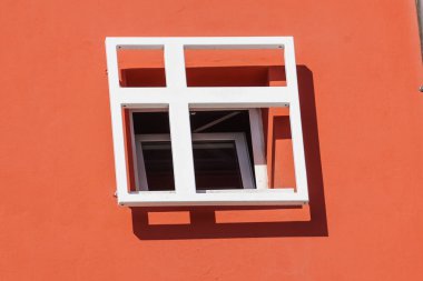 Taş duvarda demir ızgara olan pencere.