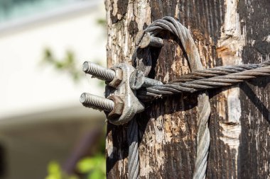 Çelik tel halat mandalı ile. yakın çekim