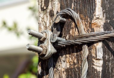 Çelik tel halat mandalı ile. yakın çekim