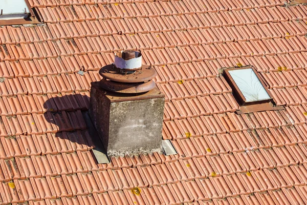 Zblízka pohled na komín nad střechou z červených tašek — Stock fotografie
