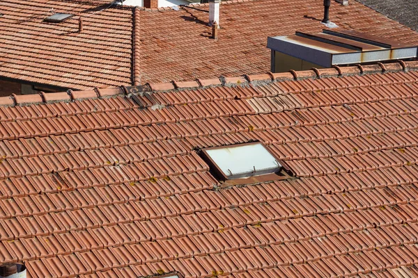 Une vue rapprochée d'une cheminée sur le toit de tuiles rouges — Photo