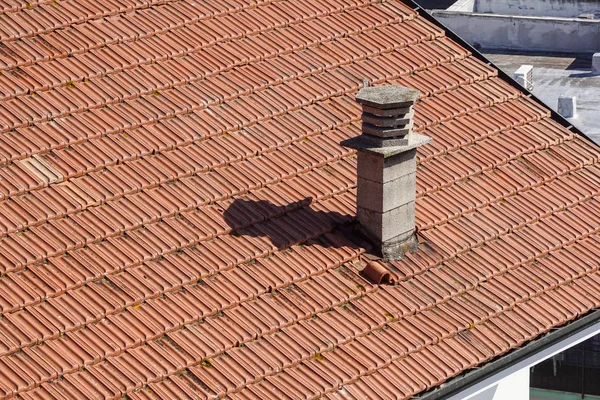 빨간 지붕 타일 위에 굴뚝의 보기 가까이 — 스톡 사진