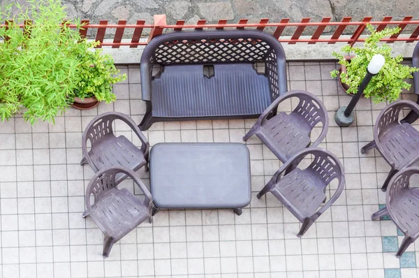 Tabel en tuin stoel van bovenaf. Zonnige patio met tafel en stoelen, hoge hoekmening — Stockfoto
