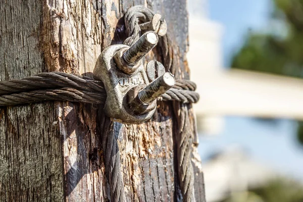 Stålvajer med klämma. närbild — Stockfoto