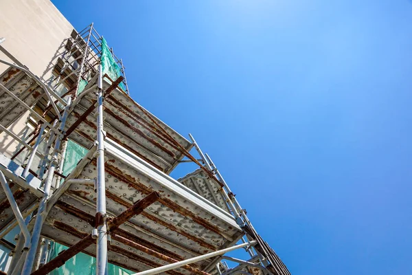 Restauración de fachadas, en construcción - andamios en el edificio histórico — Foto de Stock