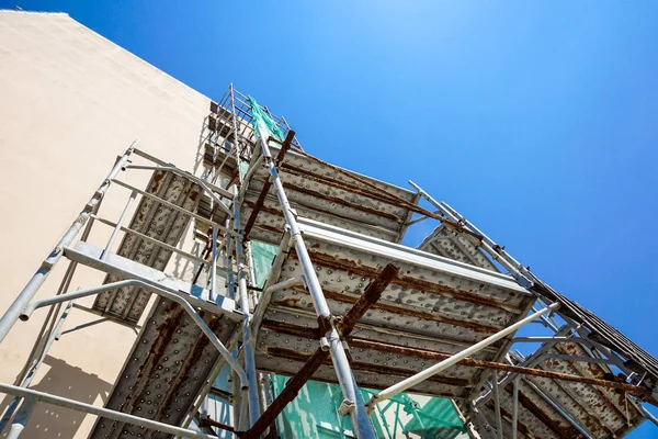 Fassadensanierung, im Bau - Gerüste an historischem Gebäude — Stockfoto
