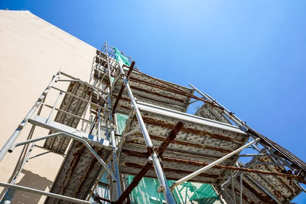 Kein Einfahrtsschild am Zaun in Baustelle mit Haus im Bau. — Stockfoto